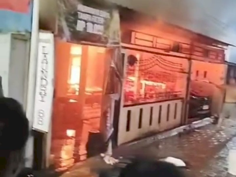 Rumah tempat usaha laundry di Jalan Sukaria, Kecamatan Panakkukang, Kota Makassar, ludes terbakar pada Senin malam (6/1/2024). @Jejakfakta/Tangkapan Layar Video