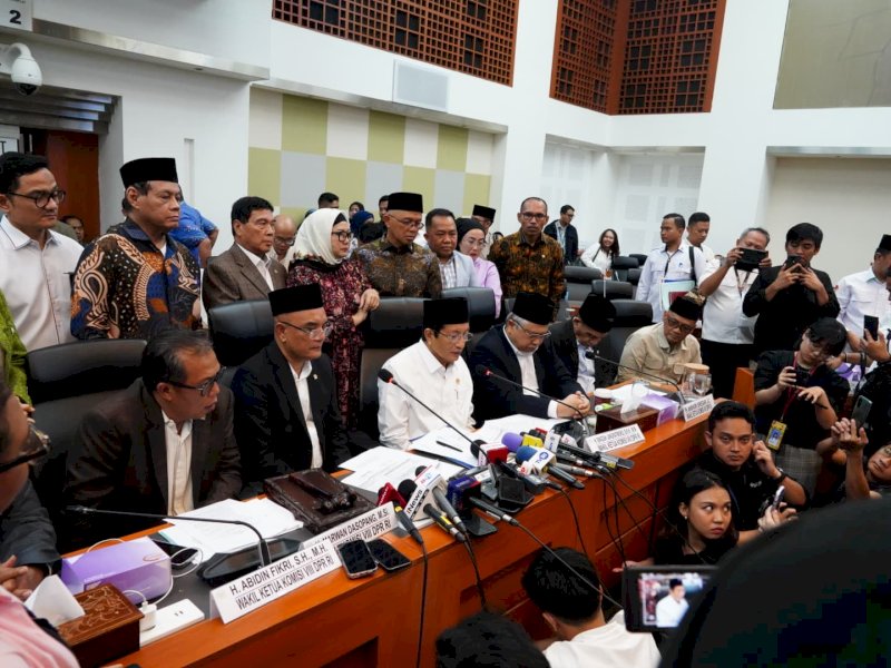 Menteri Agama (Menag) Nasaruddin Umar besama Ketua Komisi VIII DPR, Marwan Dasopang, memberikan keterangan pers di di Senayan, Jakarta, Senin (6/1/2024). @Jejakfakta/dok. Kemenag