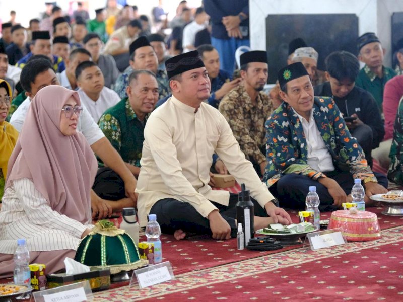 MILAD MUHAMMADIYAH. Bupati Gowa, Adnan Purichta Ichsan bersama bupati terpilih, Hj Husniah Talenrang menghadiri acara Milad 112 Muhammadiyah tingkat kabupaten Gowa di Masjid Agung Syekh Yusuf, Sungguminasa, Minggu (12/1/2025). @Jejakfakta/Foto : Humas Pemkab Gowa