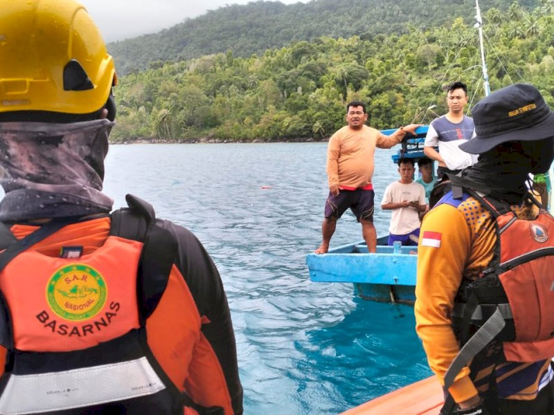 Tim SAR gabungan bersama nelayan melakukan pencarian 3 nelayan yang masih hilang  setelah dilaporkan tenggelam pada Jumat dini hari (10/01/2025) akibat kebocoran pada lambung kiri kapal yang dihantam gelombang besar di tengah cuaca buruk. @Jejakfakta/dok. Basarnas