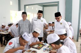 Kanwil Kemenag Sulsel, Permabudhi, dan Primaya Hospital Gelar Program Pemberian Makan Bergizi untuk 600 Santri