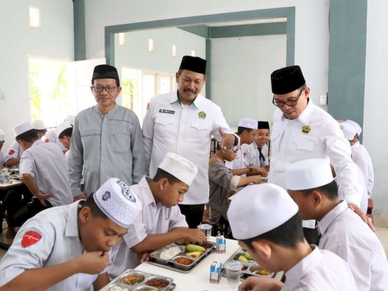 Program pemberian makanan bergizi gratis kepada 600 santri di Pesantren Tahfidz Quran Al Imam Ashim, Makassar, Selasa (14/1/2025). @Jejakfakta/dok.Kemenag Sulsel