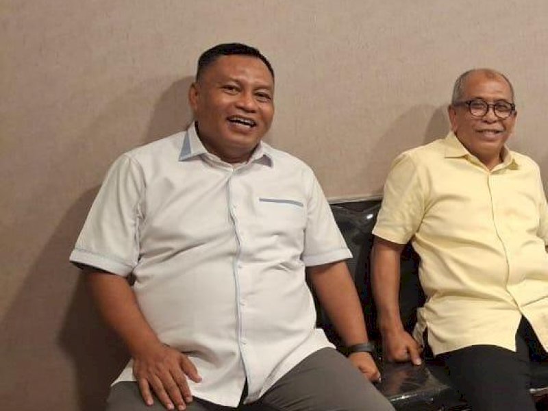 Nurhasan (kameja putih, kiri) saat menemani Mantan Wali Kota Makassar Ilham Arief Sirajuddin (IAS) di Jakarta, Jumat pekan lalu. (Istimewa).