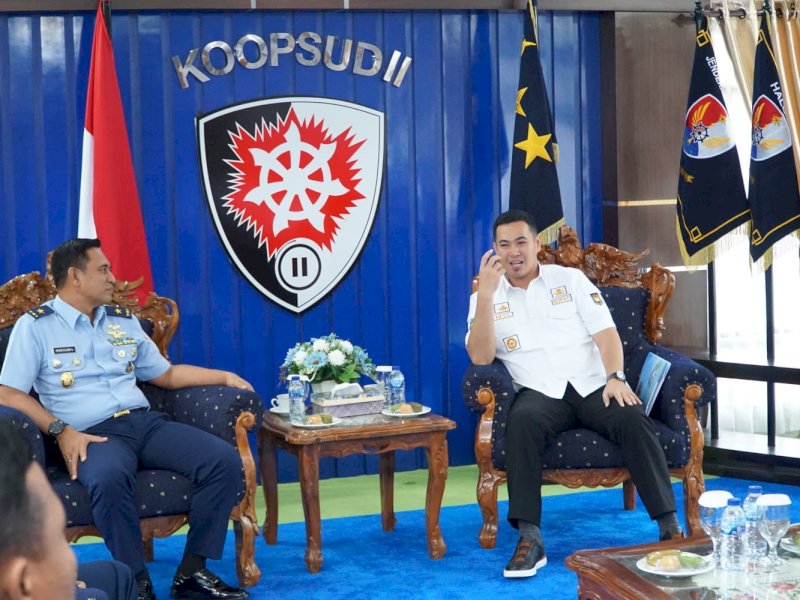 Bupati Pangkep, Muhammad Yusran Lalogau (MYL), melakukan kunjungan kerja ke Markas Komando Operasi Udara (KOOPSUD) II di Makassar, pada Rabu (15/1/2025). @Jejakfakta/dok. Humas Pemkab Pangkep