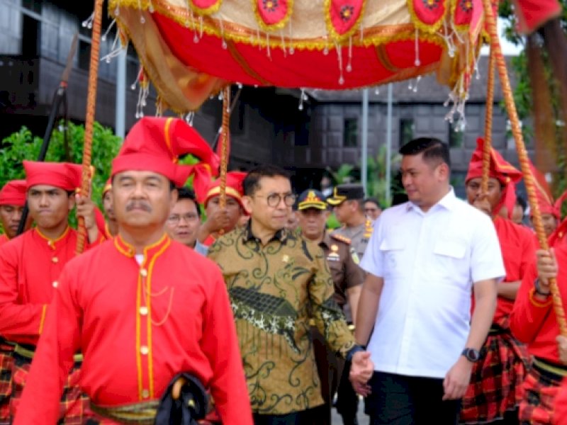 Menbud Fadli Zon bersama Bupati Gowa Adnan Purichta Ichsan di Museum Balla Lompoa, Rabu (15/1/2025). @Jejakfakta/dok. Istimewa
