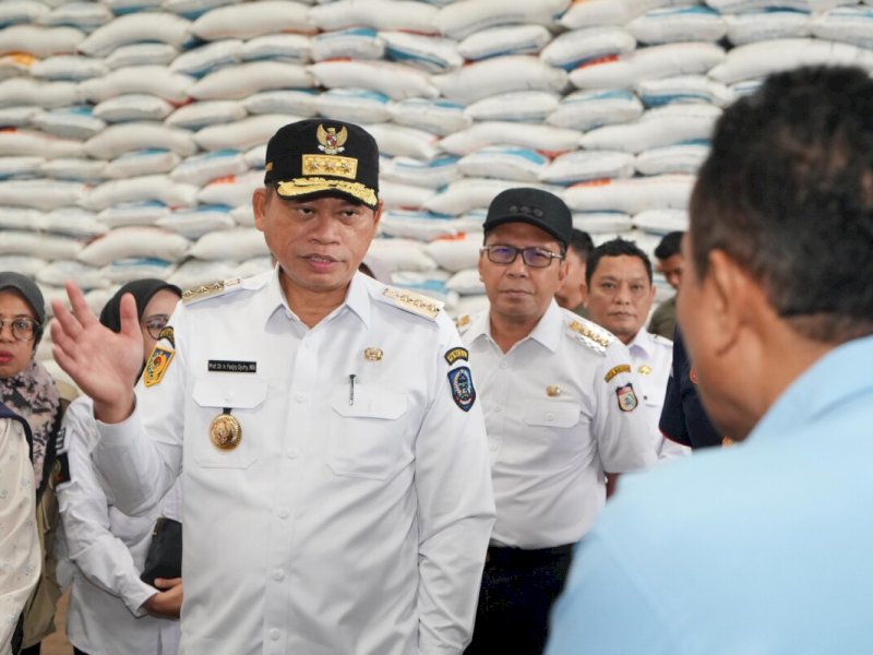 Fadjry Djufry melakukan pengecekan bersama Forum Koordinasi Pimpinan Daerah (Forkopimda) Sulsel di Gudang Bulog Makassar pada Rabu (15/1/2025). @Jejakfakta/dok. Pemprov Sulsel