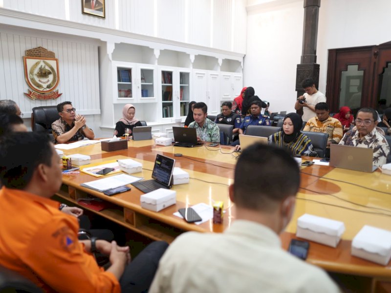  Pj Sekretaris Daerah Kota Makassar, Irwan Rusfiady Adnan, hadiri kegiatan Focus Group Discussion (FGD) monitoring dan evaluasi tematik penerapan Standar Pelayanan Minimal, yang digelar di ruang rapat Sekda Kota Makassar, Kamis (16/01/2025). @Jejakfakta/dok. Istimewa