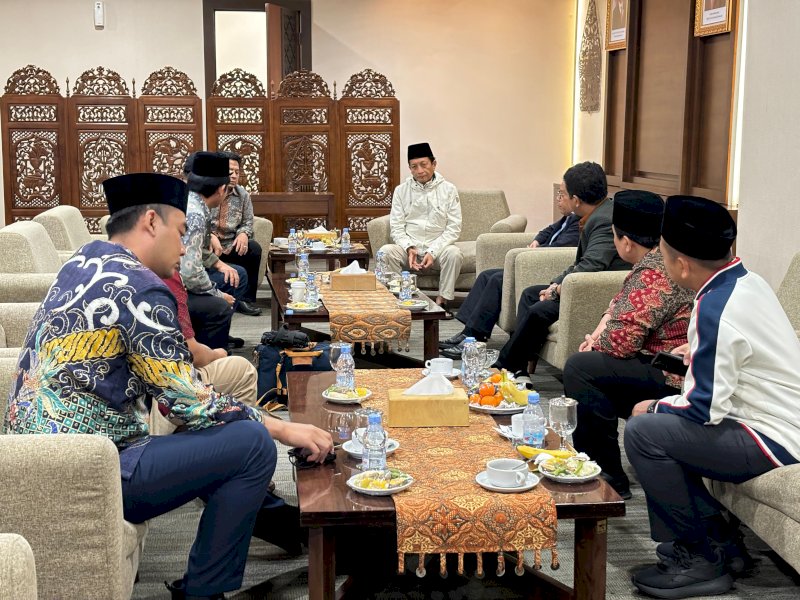 Menteri Agama Nasaruddin Umar saat melalukan koordinasi usai kunjungan kerjanya ke Arab Saudi dalam rangka persiapan penyelenggaraan ibadah haji 1446H/2025M di Gedung VVIP Bandara Soekarno Hatta, Tangerang, Kamis (16/1/2025). @Jejakfakta/Istimewa