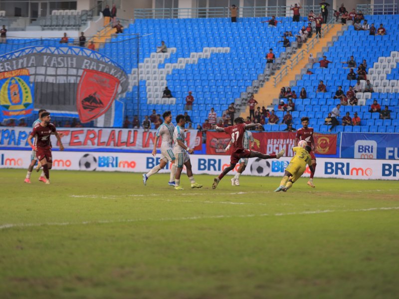 PSM Makassar bermain imbang 1-1 melawan PSBS Biak dalam laga Liga 1 2024/2025 di Stadion Batakan, Balikpapan, Kalimantan Timur, pada Sabtu (18/1/2025). Gol Balotelli selamatkan Juku Eja dari kekalahan. @Jejakfakta/Dok. PSM
