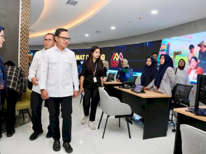 Wakil Menteri Dalam Negeri (Wamendagri) Bima Arya Sugiarto meninjau MPP Kota Makassar, Sulsel, Jumat (17/1). (Foto: Puspen Kemendagri)