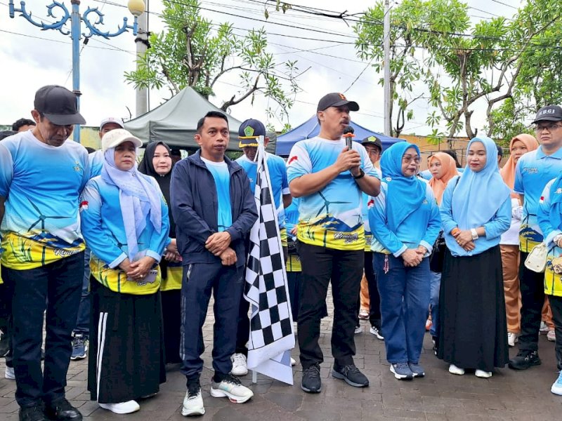 Kanwil Kemenag Sulsel, H. Ali Yafid, bersama Bupati terpilih Kabupaten Sidenreng Rappang (Sidrap) 2024, H. Syaharuddin Alrif, dalam kegiatan Jalan Sehat Kerukunan yang diadakan oleh Kantor Kemenag Sidrap, Minggu (19/1/2025). @Jejakfakta/dok. Kemenag