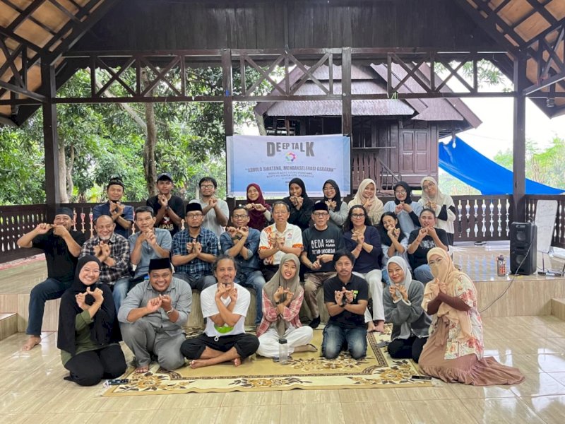 Sejumlah tokoh lintas agama dan aktivis perdamaian berkumpul di Rumah Adat Ujung Pandang, Benteng Somba Opu, Kabupaten Gowa, pada Minggu (19/1/2025). 
 @Jejakfakta/dok.Jalin Harmoni Sulsel