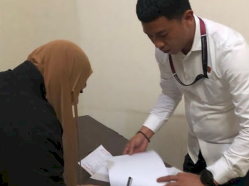 Salah satu tersangka skincare ilegal dirawat ke RS karena kondisi kesehatan. @Jejakfakta/Foto: Istimewa