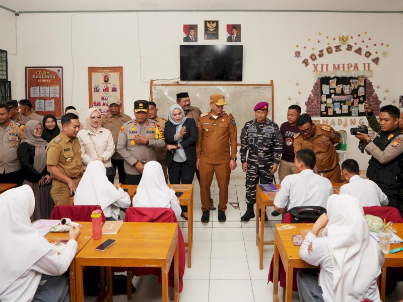 Penjabat Gubernur Sulsel, Fadjry Djufry melakukan sosialisasi program Pemeriksaan Kesehatan Gratis ini dilaksanakan di SMA Negeri 9 Jeneponto, Selasa (21/1/2025). @Jejakfakta/Istimewa