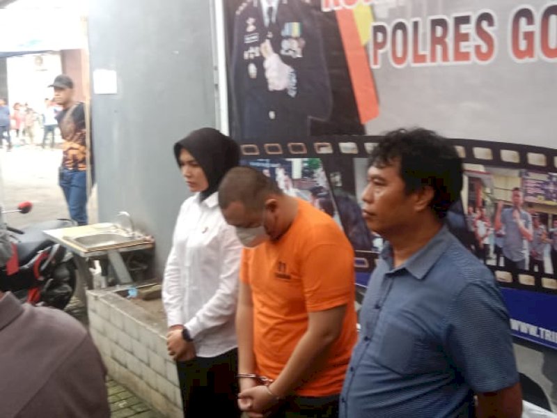Polres Gowa mengamankan seorang guru yang juga pemilik yayasan Rumah Tahfis di Kabupaten Gowa yang diduga melakukan pelecehan seksual. @Jejakfakta/Samsir