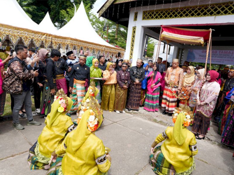 Pj Gubernur Sulsel Prof Fadjry Djufry menghadiri perayaan Hari Perlawanan Rakyat Luwu Ke-79 dan Hari Jadi Luwu Ke-757 tahun, di Halaman Kedatuan Luwu, Kota Palopo, Kamis, (23/01/2025). @Jejakfakta/Istimewa