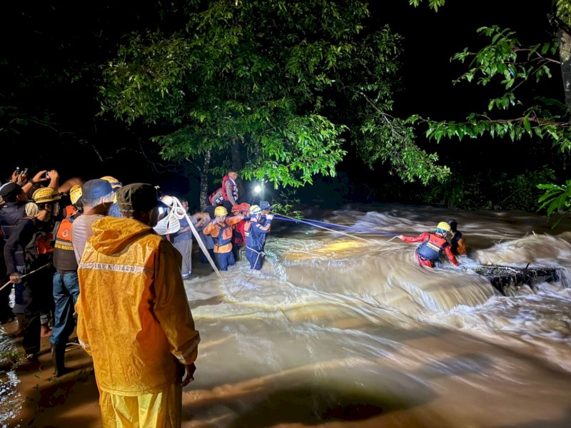 Proses pencarian korban oleh Tim SAR di Sungai Bisseang Labboro Maros, Kamis (23/1/2025). @Jejakfakta/dok. Polres Maros