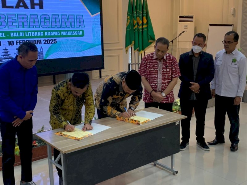 Peluncuran Program Sekolah Penguatan Moderasi Beragama ditandai dengan penandatanganan Nota Kesepahaman (MoU) antara Kakanwil Kemenag Sulsel, H. Ali Yafid, dan Kepala Balai Litbang Agama Makassar, H. Saprillah di Makassar, Senin (27/1/2025). @Jejakfakta/Istimewa