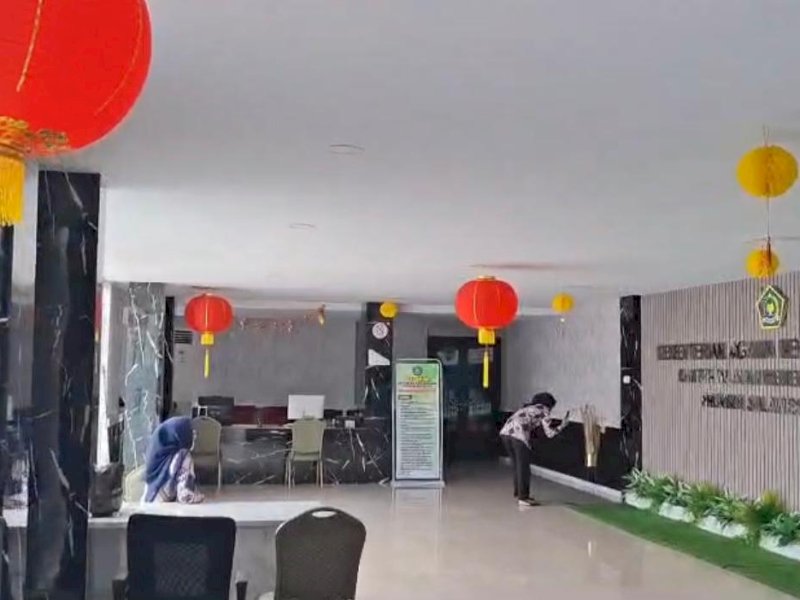 Menyambut Hari Raya Imlek 2576 Kongzili, Kanwil Kemenag Sulsel menghiasi kantornya di Jalan Sunu No. 53 Makassar dengan berbagai ornamen khas Imlek. @Jejakfakta/Kemenag Sulsel