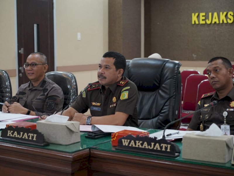 Kepala Kejaksaan Tinggi Sulawesi Selatan (Kajati Sulsel), Agus Salim, menggelar ekspose permohonan penyelesaian perkara melalui mekanisme keadilan restoratif (restorative justice) di Aula Lantai 2 Kejati Sulsel, Kamis (30/1/2025). @Jejakfakta/Istimewa