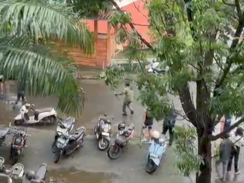 Dua kelompok mahasiswa di kampus UMI Makassa bertikai. @Jejakfakta/Tangkapan Layar