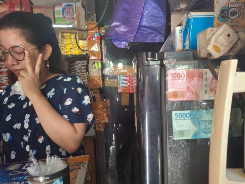 Ibu Zaki pemilik warung kelontong di Jalan Sultan Hasanuddin, Kelurahan Pandang-pandang, Kecamatan Somba Opu, Kabupaten Gowa, Sulawesi Selatan, jadi korban peredaran uang palsu. @Jejakfakta/Samsir