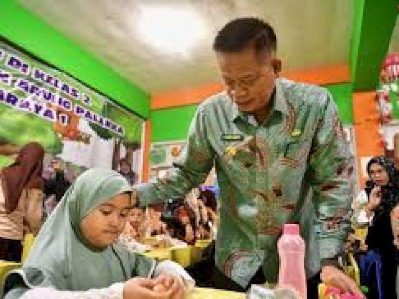 Pj Gubernur Provinsi Sulsel Fadjry Djufry, membagikan telur dan susu gratis di SDN Baraya II, Kecamatan Bontoala, Kota Makassar, Jumat (31/1/2025). @Jejakfakta/Istimewa