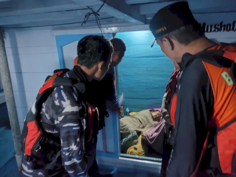 Tim SAR gabungan mengevakuasi 18 penumpang kapal KM. Nuraila GT 50 yang sempat terombang-ambing di perairan Pulau Polassi, Kabupaten Selayar, Kamis (6/2/2025). Salah satu diantaranya pasien rujukan. @Jejakfakta/Dok. Basarnas