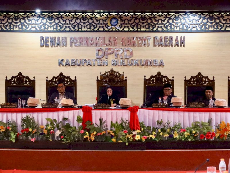 Ketua DPRD Bulukumba, Umy Asyiatun Khadijah, membacakan penetapan pasangan terpilih hasil Pemilihan Kepala Daerah (Pilkada) serentak 2024  di ruang rapat paripurna DPRD Kabupaten Bulukumba, Kamis malam (6/2/2025). @Jejakfakta/Istimewa 