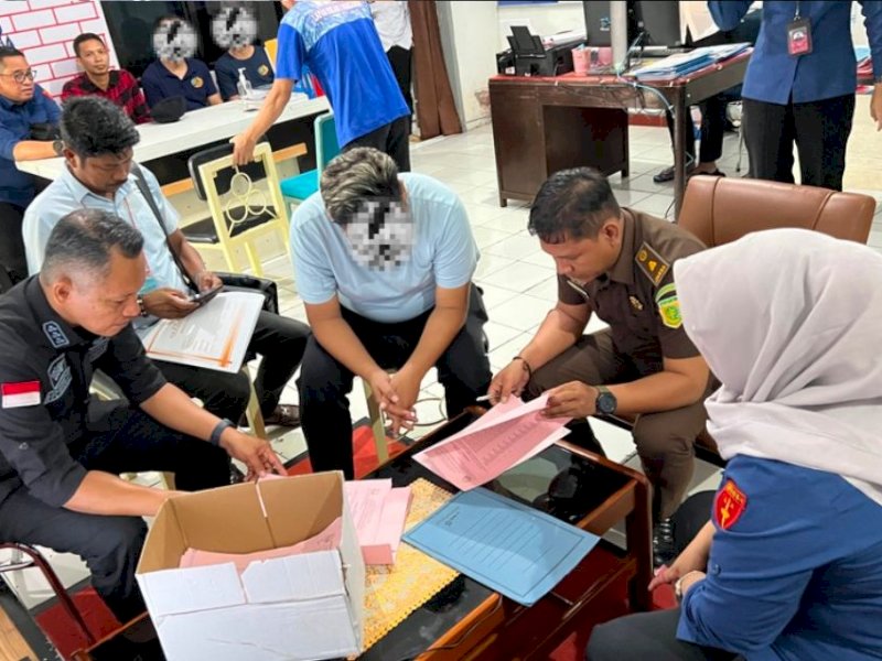 Tim Penyidik Kejati Sulsel menyerahkan tiga tersangka dan barang bukti ke Jaksa Penuntut Umum (JPU) dalam perkara dugaan tindak pidana korupsi Proyek Pembangunan Perpipaan Air Limbah Kota Makassar Zona Barat Laut (Paket C) Tahun 2020-2021. @Jejakfakta/Istimewa