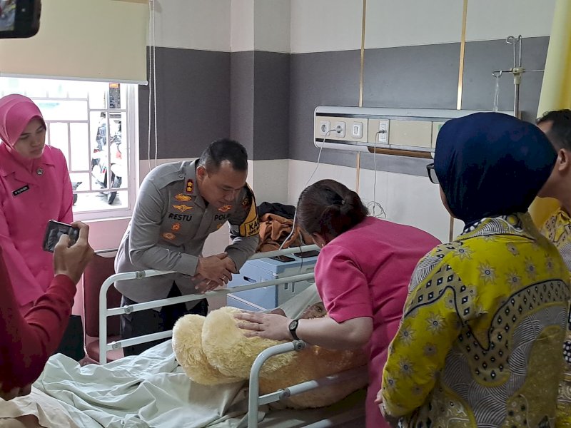 Kapolres Pelabuhan Makassar, AKBP Restu Wijayanto saat mengunjungi korban di Rumah Sakit Bhayangkara Makassar, Jumat (7/2/2025). @Jejakfata/Foto:Istimewa