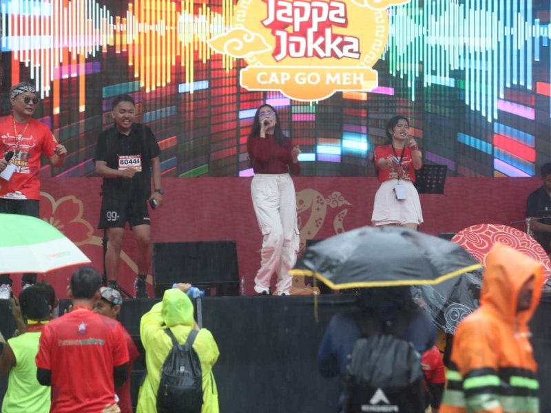 Penyanyi berbakat Fitri berhasil menghibur peserta Heritage Run yang menjadi bagian dari rangkaian acara Jappa Jokka Cap Go Meh 2025 di Jalan Sulawesi, Makassar, Minggu (9/02/2025). @Jejakfakta/Istimewa