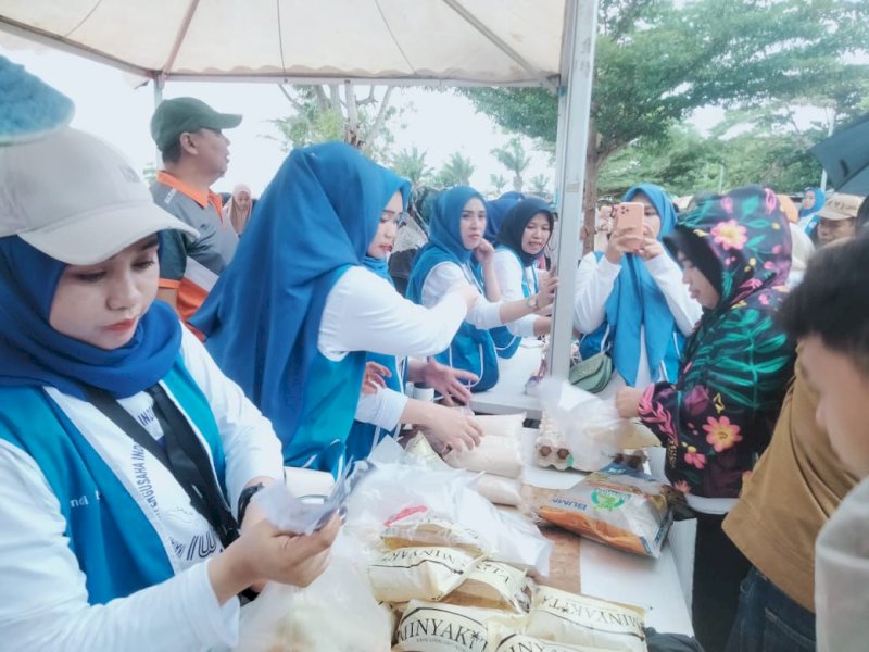 Ikatan Wanita Pengusaha Indonesia (IWAPI) Bulukumba, menggelar Pasar Murah, di Pantai Merpati Bulukumba, Minggu (9/2/2025). @Jejakfakta/Istimewa