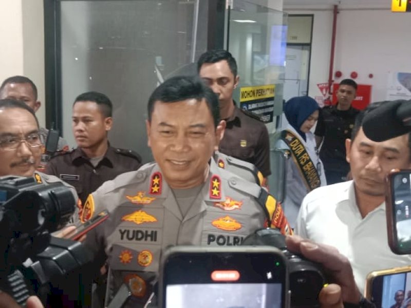 Kapolda Sulsel Irjen Pol Yudhiawan memberikan keterangan pers usai menjenguk kedua korban di Rumah Sakit (RS) Bhayangkara Makassar, Senin (10/2/2025). @Jejakfakta/Samsir