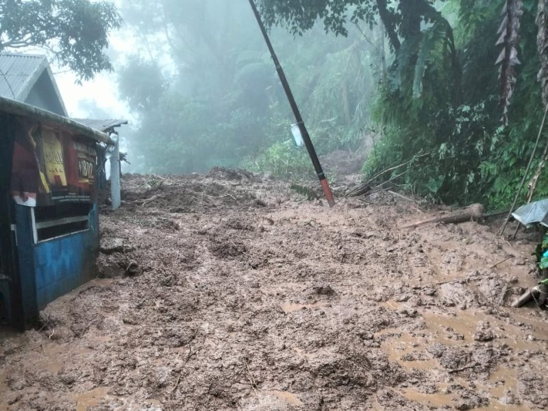Bencana longsor di Kecamatan Tinggimoncong, Kabupaten Gowa, saat terjadi hujan dengan intensitas tinggi pada pada Selasa, (11/2/2025). @Jejakfakta/Istimewa