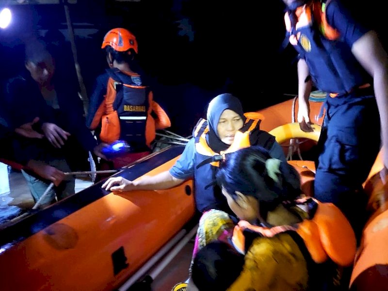 Tim Basarnas Makassar melakukan evakuasi warga terdampak Banjir di Bumi Findaria Mas 1, Kabupaten Maros, Selasa (11/2/2025). @Jejakfakta/dok. Basarnas