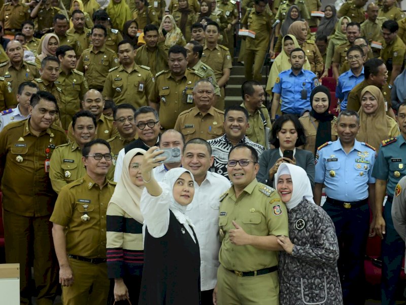 Foto Bersama usai Rapat Koordinasi Pemerintah Kota Makassar bersama Wali kota dan Wakil Wali Kota terpilih Periode 2025-2030, Munafri Arifuddin dan Aliyah Mustika Ilham di Ruang Sipakatau Balai Kota Makassar, Senin (10/02/2025). @Jejakfakta/Istimewa