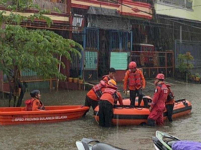 Proses evakuasi banjir di JL Ujung Bori Kelurahan Manggala Kecamatan Manggala Kota Makassar, oleh personel BPBD Makassar, Selasa (11/2/2025).(DOK. BPBD Makassar)