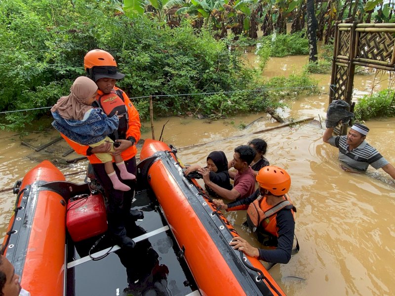 Tim Basarnas evakuasi korban banjir di Kabupaten Maros, Rabu (12/2/2025). @Jejakfakta/dok. Basarnas 