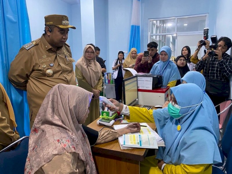 Bupati Maros, Chaidir Syam menyaksikan secara langsung pelaksanaan cek kesehatan gratis yang dilakukan tenaga medis. @Jejakfakta/istimewa