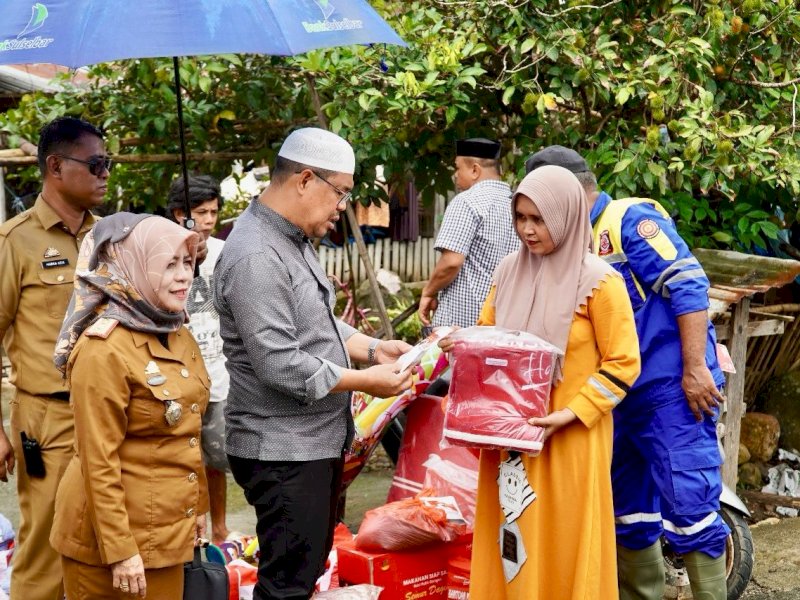 Wakil Bupati Bulukumba Andi Edy Manaf mengunjungi korban angin kencang di Dusun Talle-talle, Desa Tanah Harapan, Kecamatan Rilau Ale, Selasa (11/2/2025) kemarin. @Jejakfakta/Istimewa