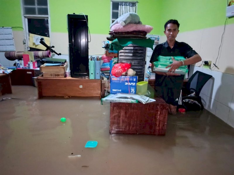 ASN Kemenag Maros mengevakuasi beberapa dokumen saat bencana banjir melanda Kabupaten Maros, Selasa (11/2/2025) kemarin. @Jejakfakta/Istimewa