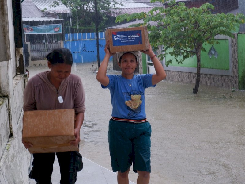 Bosowa Peduli menjadi yang pertama menyalurkan paket bantuan untuk korban banjir yang terjadi di sejumlah titik Kota Makassar, Selasa (11/02/2025). @Jejakfakta/Istimewa