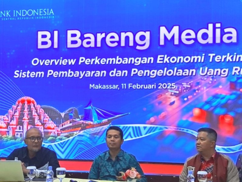 Kepala Perwakilan BI Sulsel, Rizki Ernadi Wimanda, bersama jajaran pimpinan BI Sulsel dalam acara BI Bareng Media di Kantor Perwakilan BI Sulsel, pada Selasa (11/2/2025). Foto/Tri Yari Kurniawan/Sindo Makassar