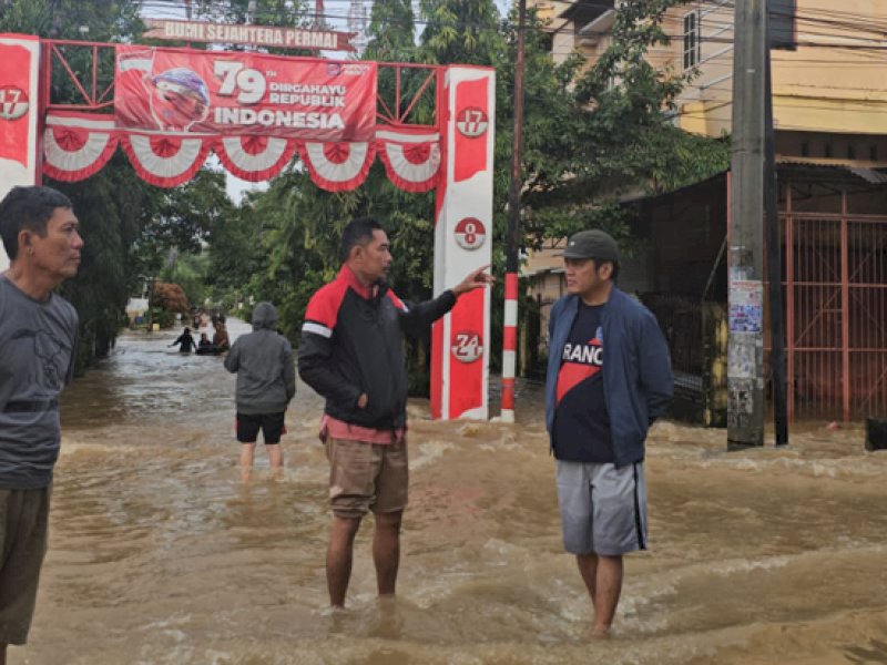 Anggota DPRD Sulsel, Muh Andi Irfan AB turun langsung mengunjungi beberapa titik banjir di Kabupaten Maros. @Jejakfakta/Foto: Istimewa