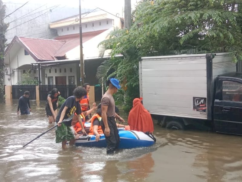 Sejumlah tim Sar gabungan melakukan evakuasi warga terdampak banjir di Perumnas Antang, Kecamatan Manggala, Kota Makassar, Rabu (12/2/2025). @Jejakfakta/Samsir