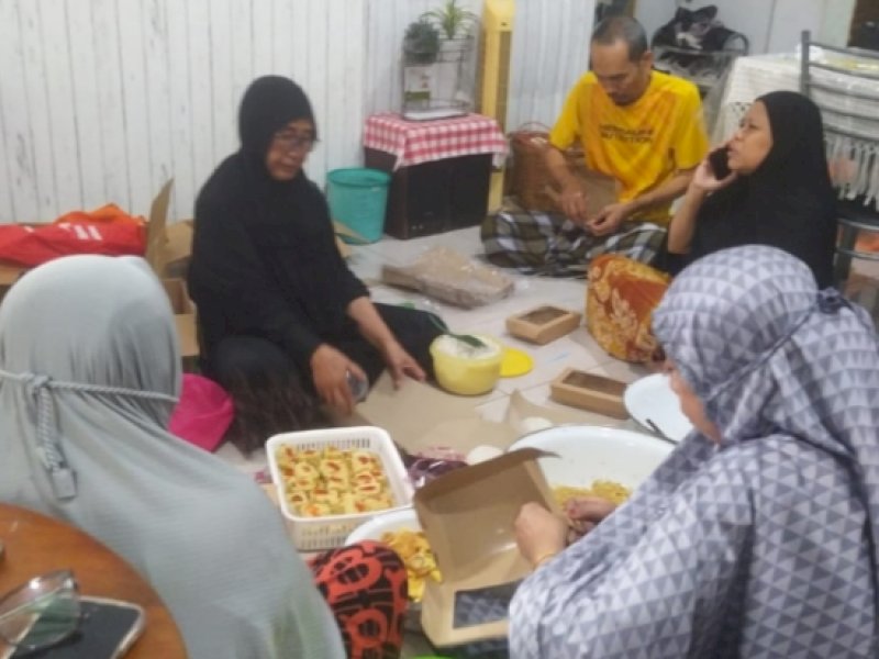 Relawan menyiapkan bantuan makanan untuk korban banjir di Kabupaten Maros. @Jejakfakta/Foto: Istimewa