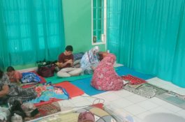 Pengungsi Banjir Perumnas Antang di Masjid Al-Mutohhirin Keluhkan Keterlambatan Bantuan Makanan dan Air