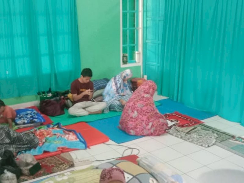 Sejumlah korban banjir di Blok 8 Perumnas Antang, Makassar mengungsi di Masjid Al-Mutohhirin. Mereka mengeluhkan keterlambatan distribusi makanan dan kurangnya pasokan air bersih.  @Jejakfakta/Samsir