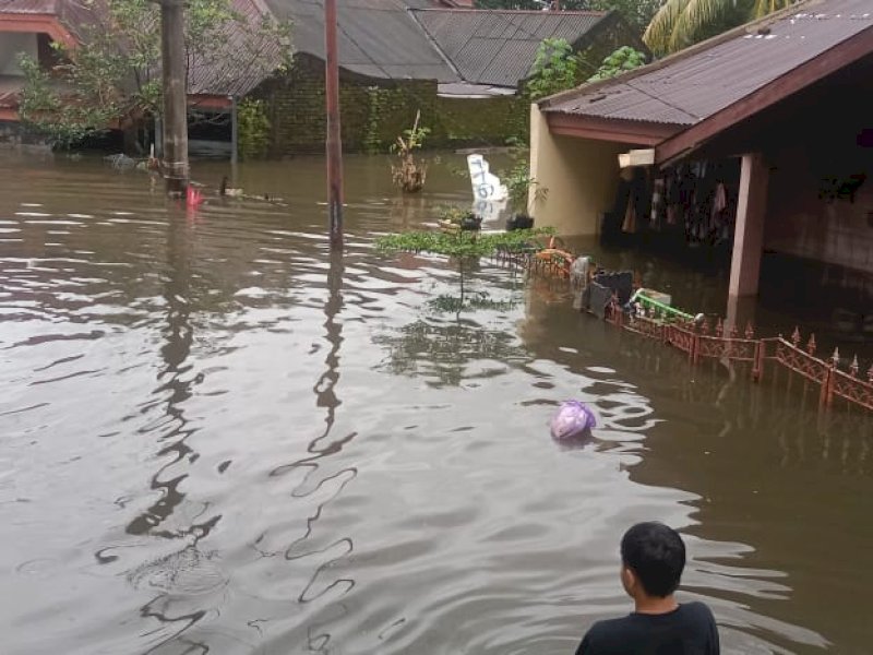 Kondisi rumah di Blok 8 Perumnas Antang, Makassar, air hampir menyentuh atap rumah. @Jejakfakta/Samsir